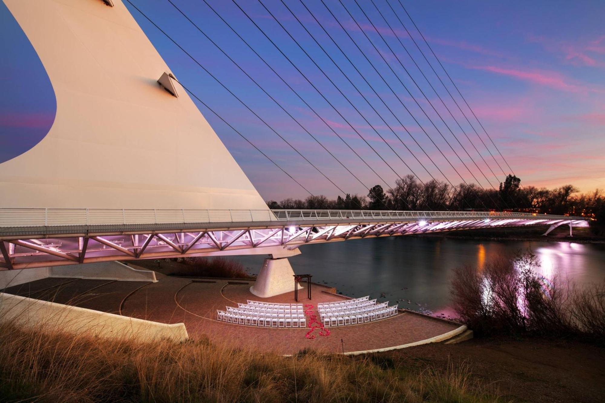 Sheraton Redding Hotel At The Sundial Bridge Экстерьер фото