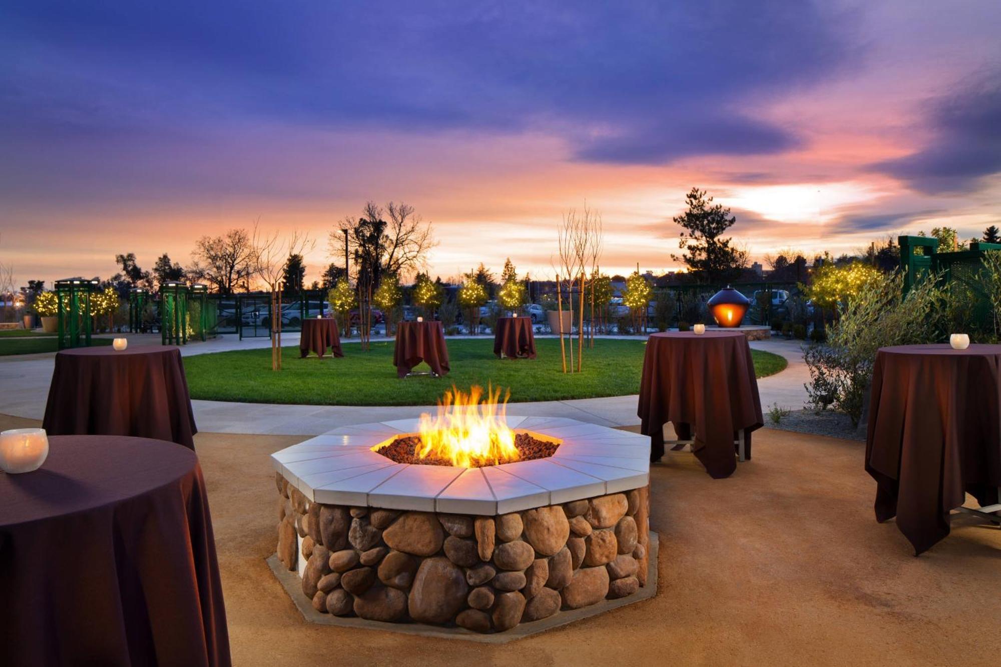 Sheraton Redding Hotel At The Sundial Bridge Экстерьер фото